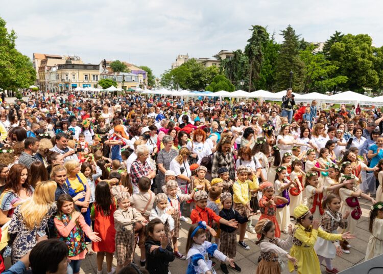 600 деца в спектакъл-шествие в центъра на Русе (снимки) 1 5 5