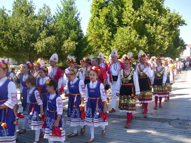 Фолклорни ритми покориха Троян