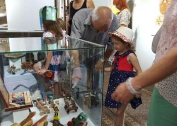 Деца и възрастни на изложбата “Писателите като хлапета” в Кюстендил
