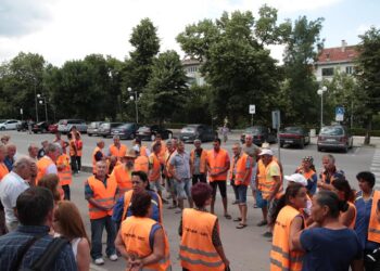 Служителите на „Титан-БКС“ на протест пред общината