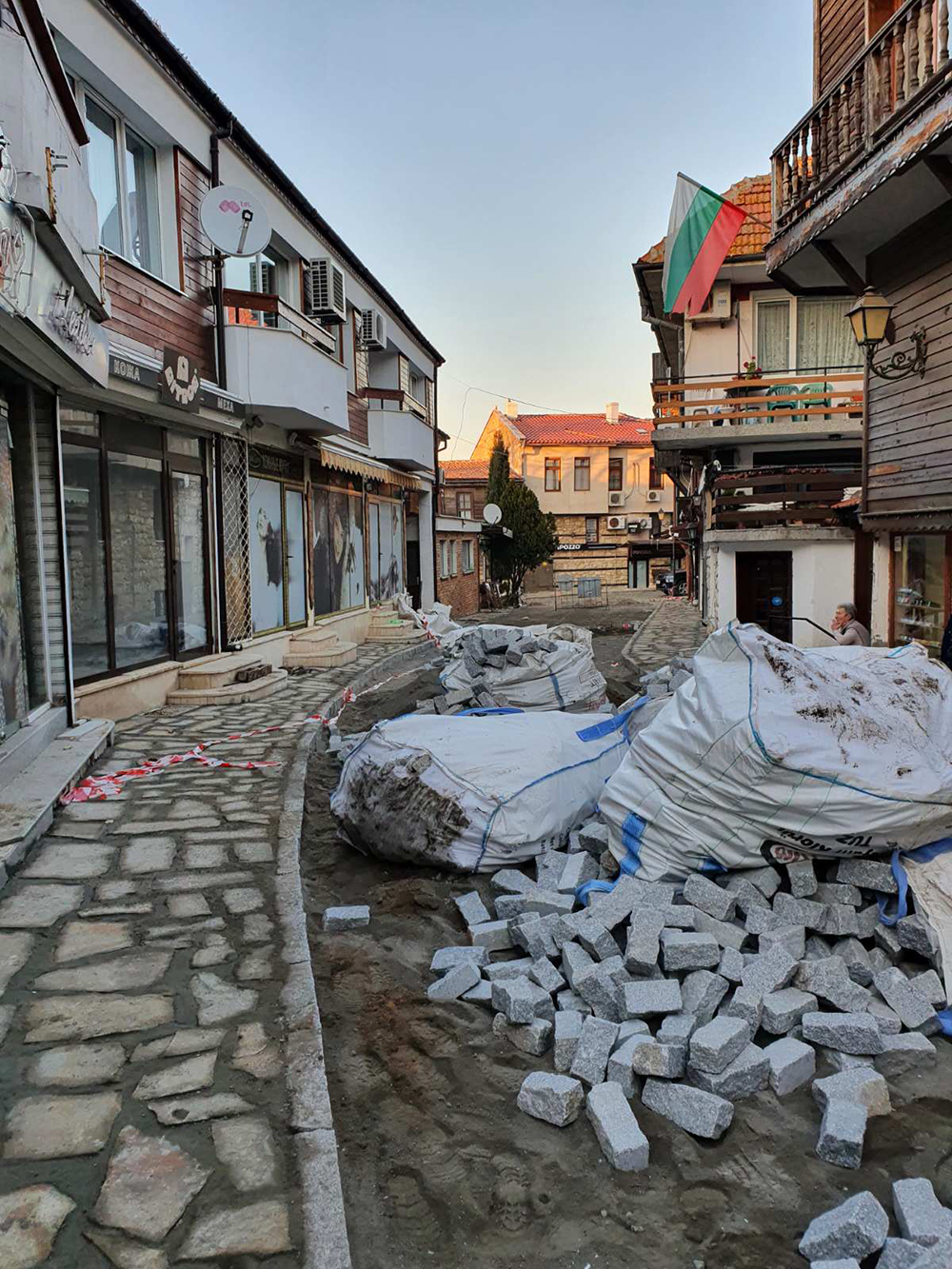 Подмяната на уличните настилки в Стария Несебър продължават