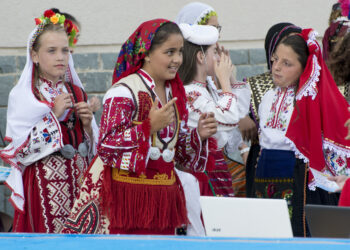 Царево кани на “Розите на България” с носии
