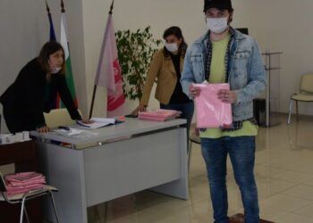 Над 6000 казанлъчани се сдобиха със знамето на града