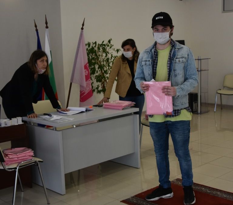 Над 6000 казанлъчани се сдобиха със знамето на града 8 Над 6000 казанлъчани се сдобиха със знамето на града
