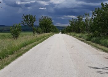 Община “закърпи” лунен пейзаж между села