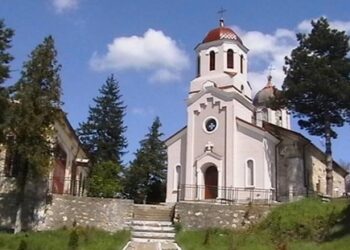 Помагат на храм с картини преди Великден