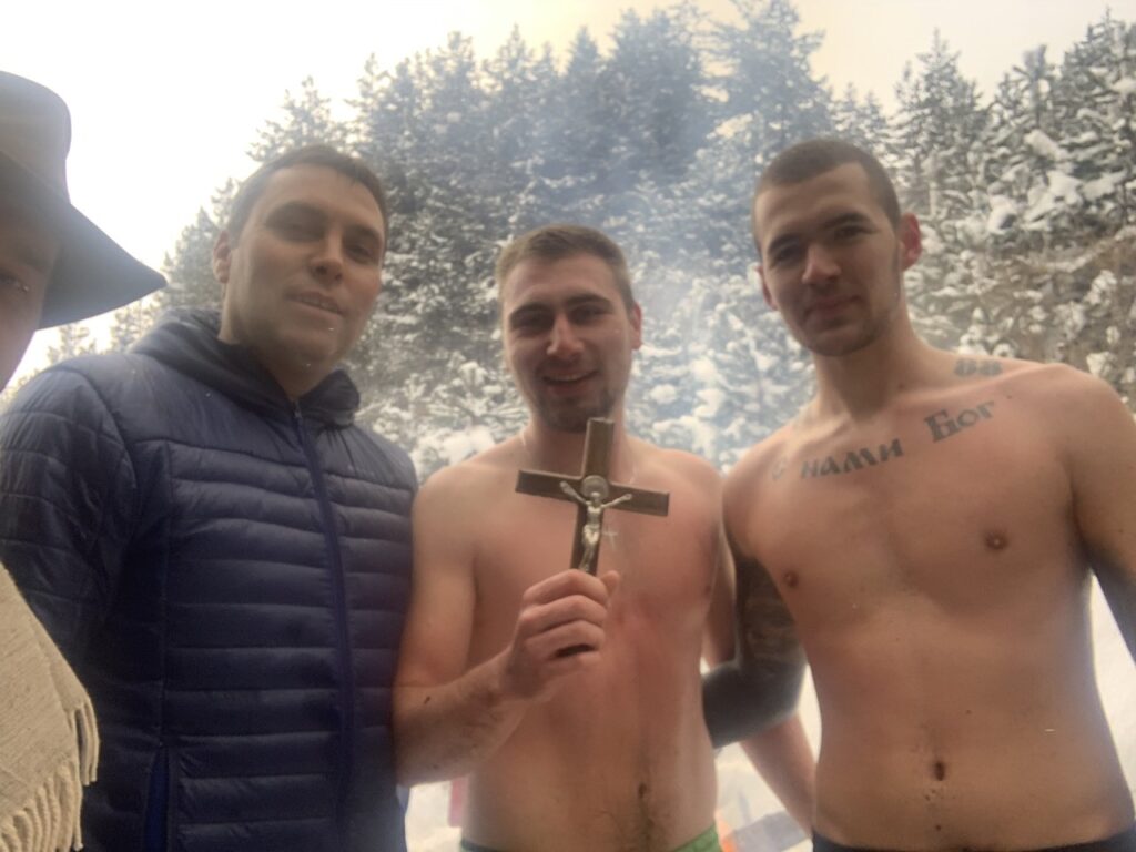 Снегът и студът не уплашиха перничани да скочат за кръста 4 601 перник3