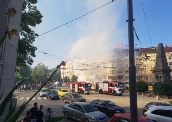 Пожар до паметника “Левски” заради скъсана трамвайна жица