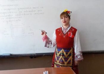 Учителка води часове по физика в народна носия