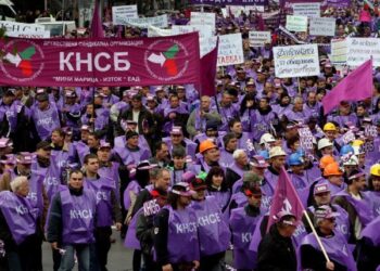 Министър Петков разговаря с протестиращите от КНСБ