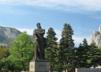 Паметник на Ботев се руши, смятат колко ще струва ремонтът
