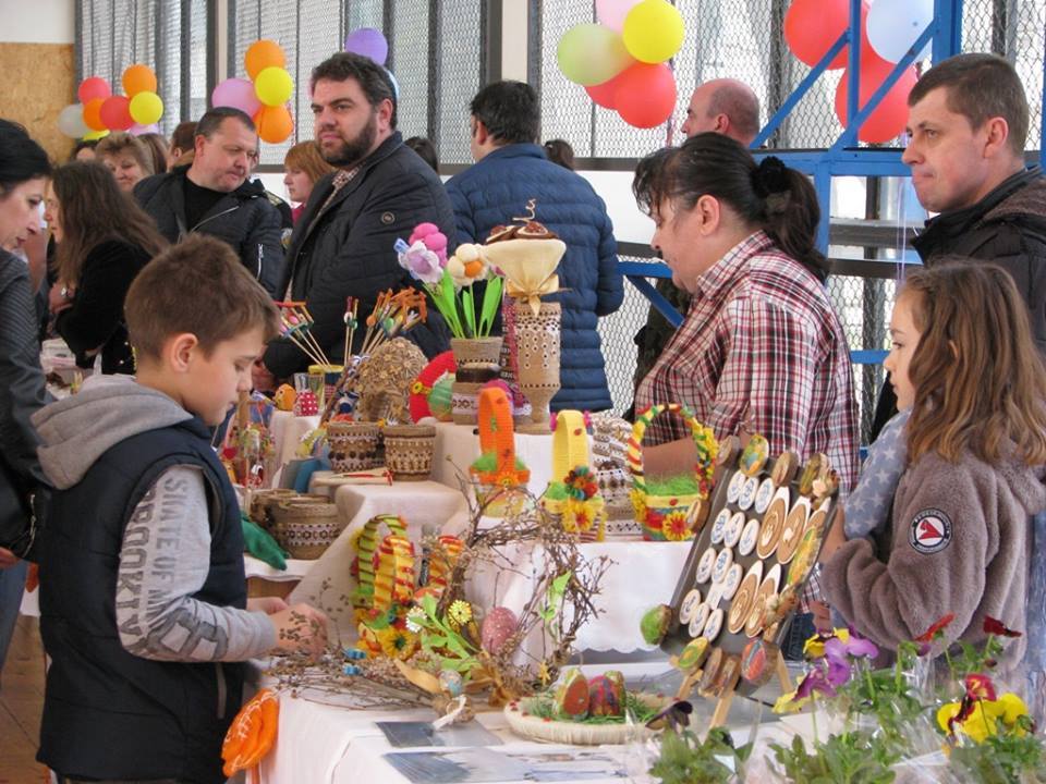 Базар в мол събира средства за болен шампион