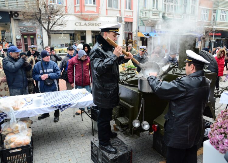Никулден в Бургас - без училище и синя зона 1 6 празник2
