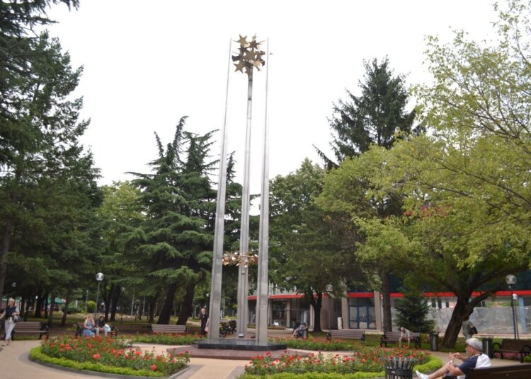 Преобразиха монумент с 3000 цветя, нови алеи, пейки, кошчета и лампи 1 7 12
