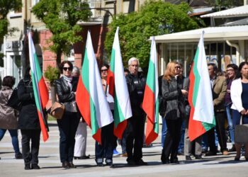 Цветя и рецитал за Гоце Делечв в Благоевград