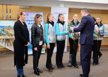 Златна гимнастичка дари медала си на кмет