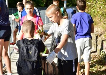 Малки и големи чистят река от боклуци