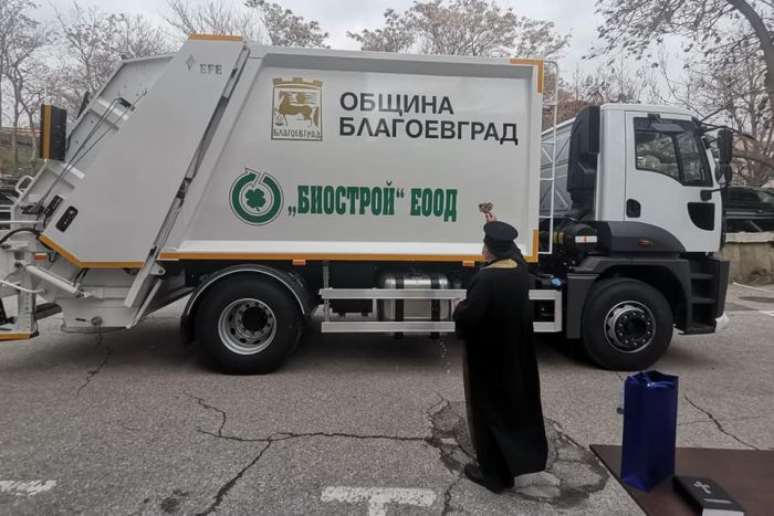 Чисто нов автомобил ще вози отпадъците на благоевградчани 8 Чисто нов автомобил ще вози отпадъците на благоевградчани