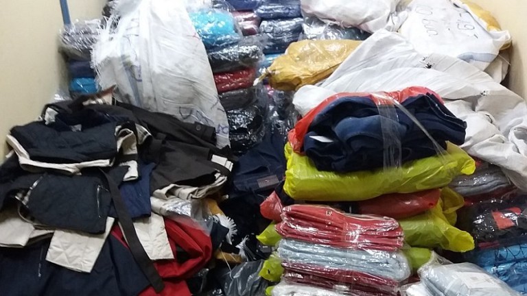 Дрехи менте от прочути марки намериха в 3 магазина в Дупница