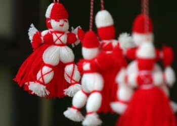 Ученици майсторят мартеници за конкурс в Сандански