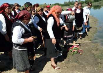 Народните обичаи „Пеперуда“ и „Герман“ оживяха в Ценово
