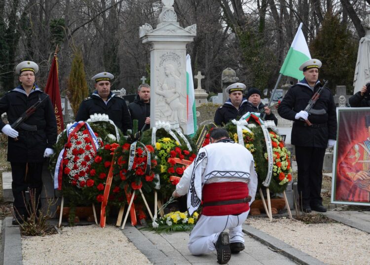 Варненци се поклониха на гроба на Капитан Петко войвода 1 7 памет