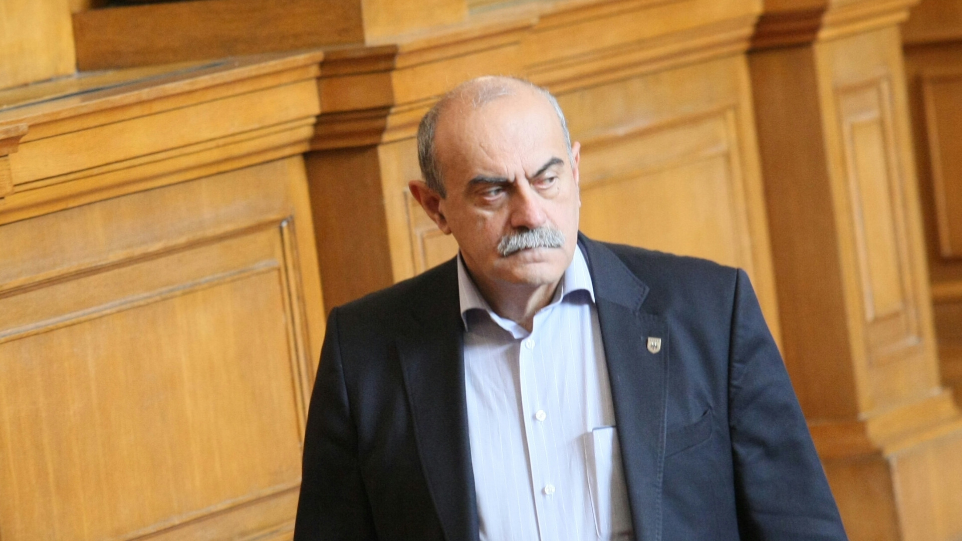 Павел Шопов аут от парламента заради липса на маска
