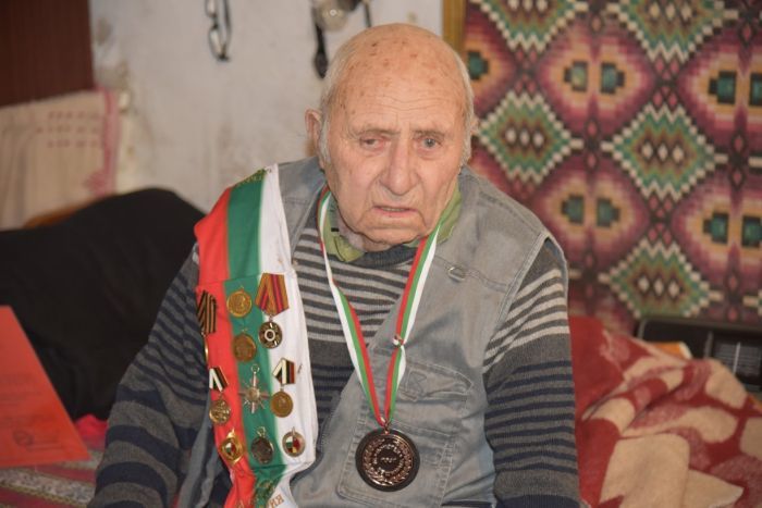 Грамота и почетен знак за единствения военен ветеран в Симитли