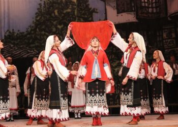 Деца учат за българския фолклор в концертна зала