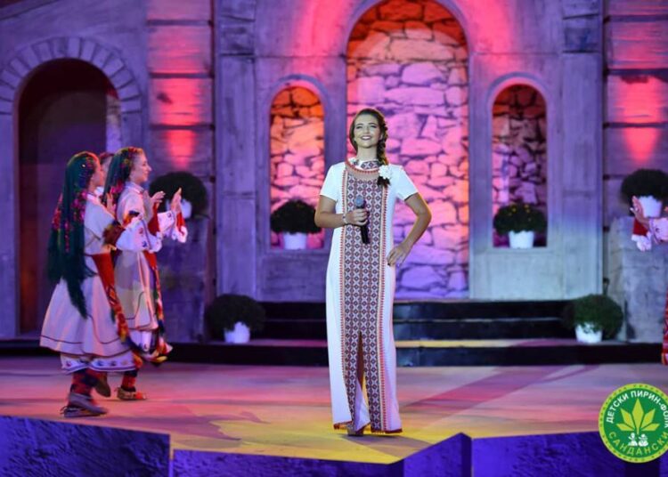 Малки певци омаяха зрителите на "Пирин фолк" с таланта си 1 8.darina damyanova