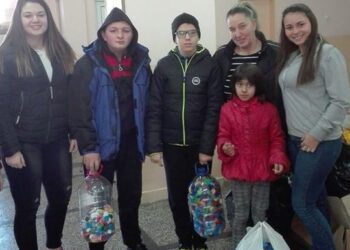 Деца с увреждания събраха капачки за онкоболно момиче