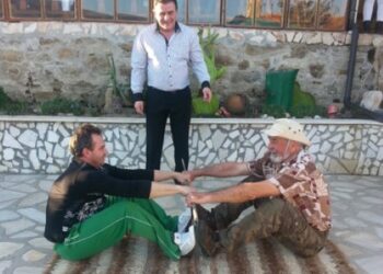 “Мързелива пръчка” и обръщане на дърво на келтски празник в Корията