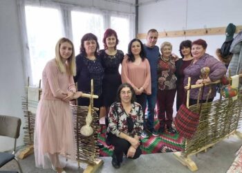 Кметица с цветя и дарове за дамите в цяла община