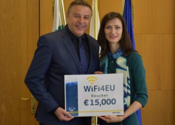 Мария Габриел връчи ваучер на кмета Камбитов за безплатен интернет