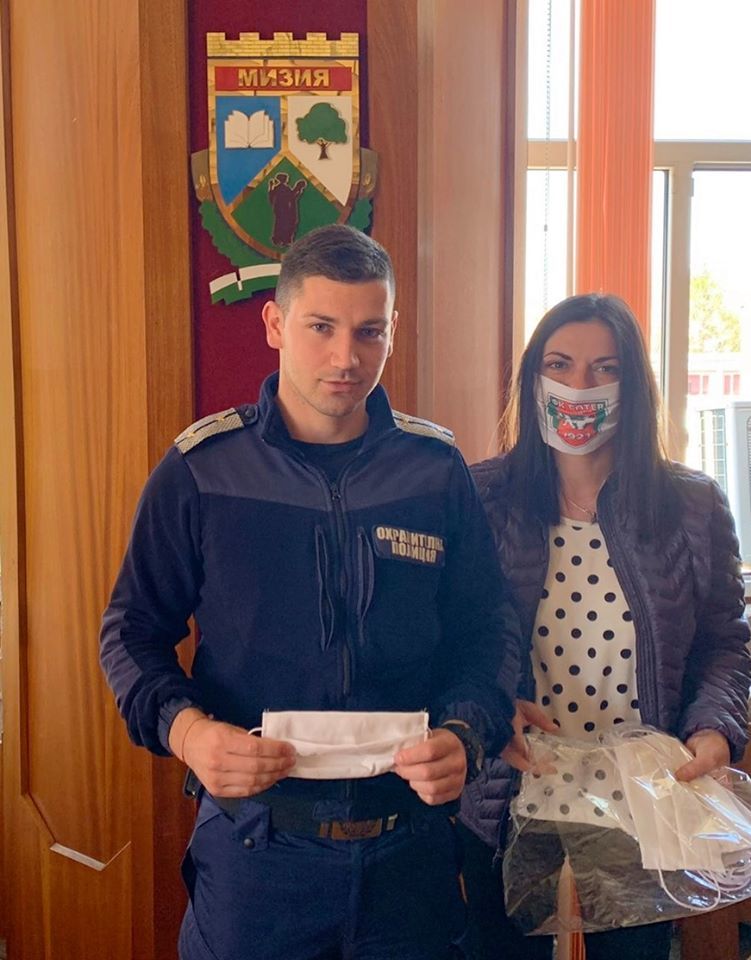 Кметица и полицаи с брандирани маски от "Ботев-Враца" 8 Кметица и полицаи с брандирани маски от “Ботев-Враца”