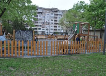 Разбиха люлки на чисто нова детска площадка