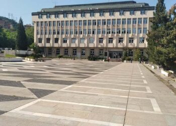 Амфитеатрална сцена и часовникова кула на новия площад в Асеновград