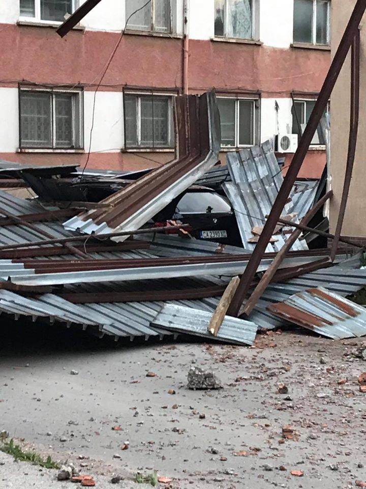 Ураган порази сгради и коли във Враца