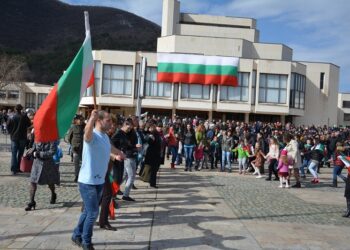 Пъстро българско хоро за 3 март във Враца