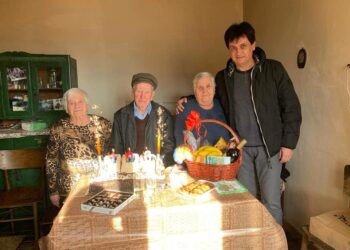 Кметът на Дългопол дари столетник с телевизор