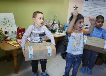 Стотици деца в риск получиха подаръци