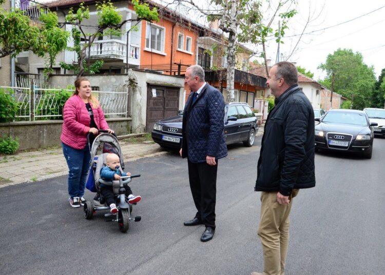 Кметът на Видин инспектира асфалитрането на улици 1 Asfaltirane kmet 1