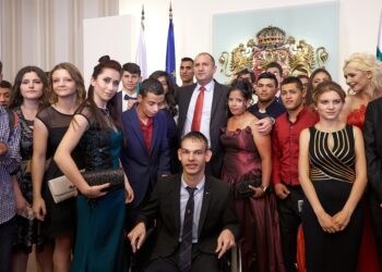 107 младежи в неравностойно положение на бал при Радев