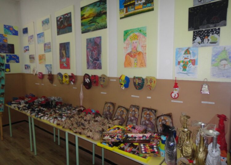 Ученици подредиха изложба-базар за Рождество Христово 1 BAZAR1