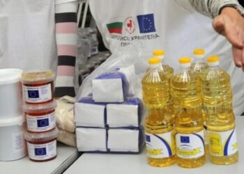 Раздават храни на 3000 варненци с увреждания