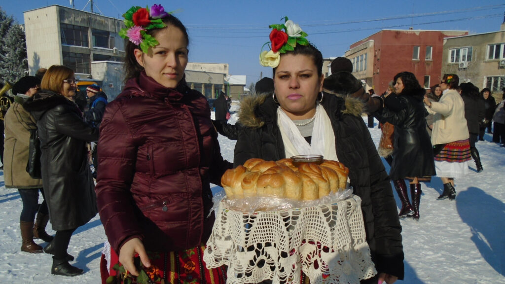 Мъже сложиха забрадки за Бабинден 2 Babinden Novo selo