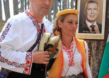 Бен Крос с носия на фестивала в Жеравна