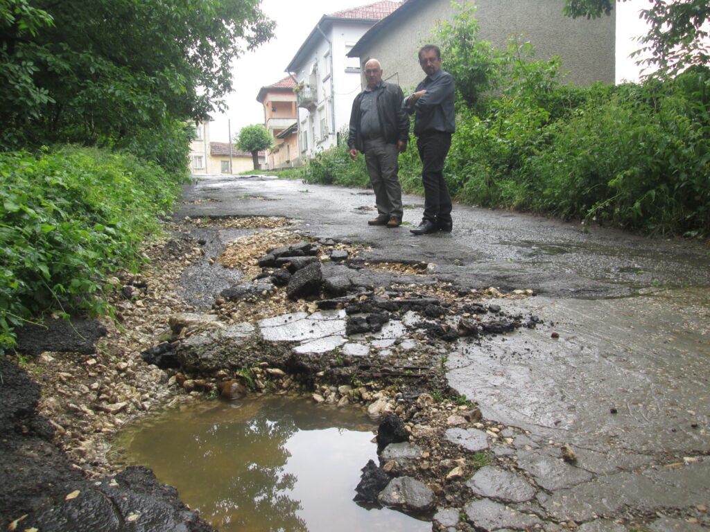 Силен дъжд отнесе асфалта от улици в плевенско село 2 Bohot 1 1