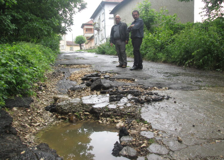 Силен дъжд отнесе асфалта от улици в плевенско село 1 Bohot 1 1