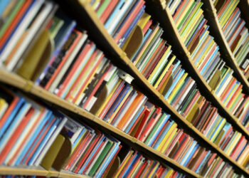 Машина дезинфекцира по 6 книги в минута